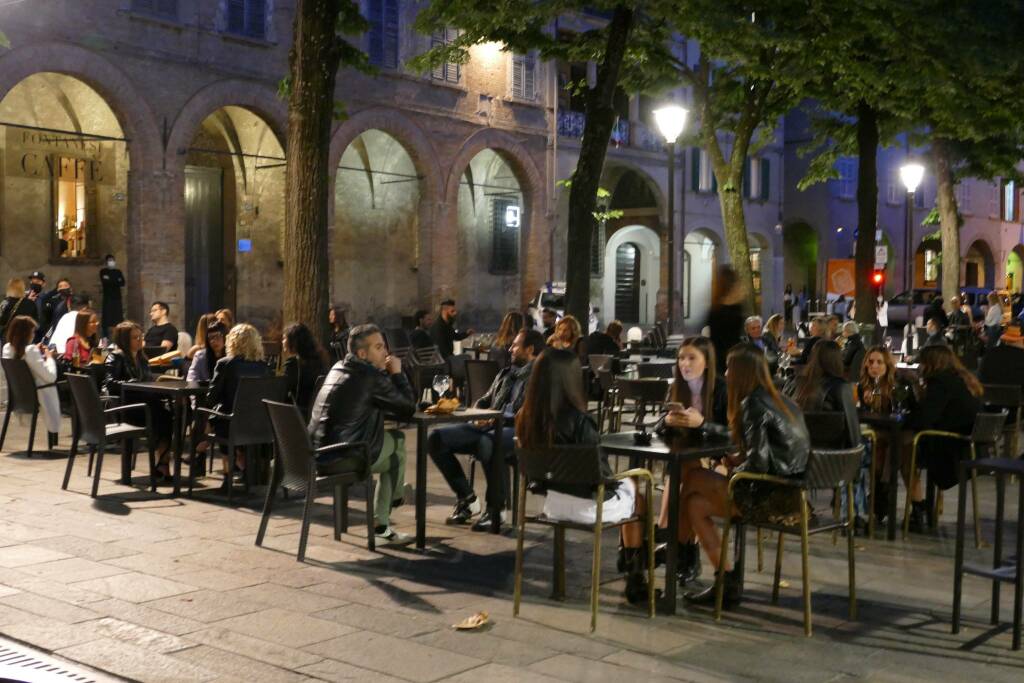 Rissa in piazza Fontanesi, cinque giovani denunciati