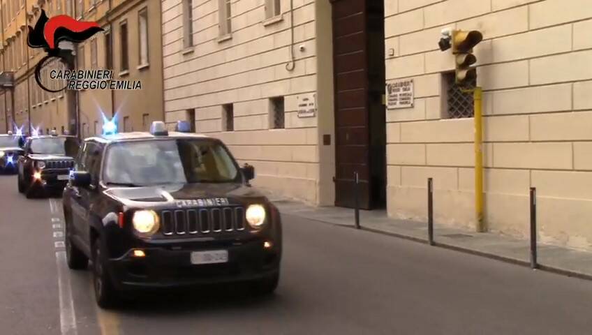 Carabinieri alla porta, getta droga da finestra: denunciato