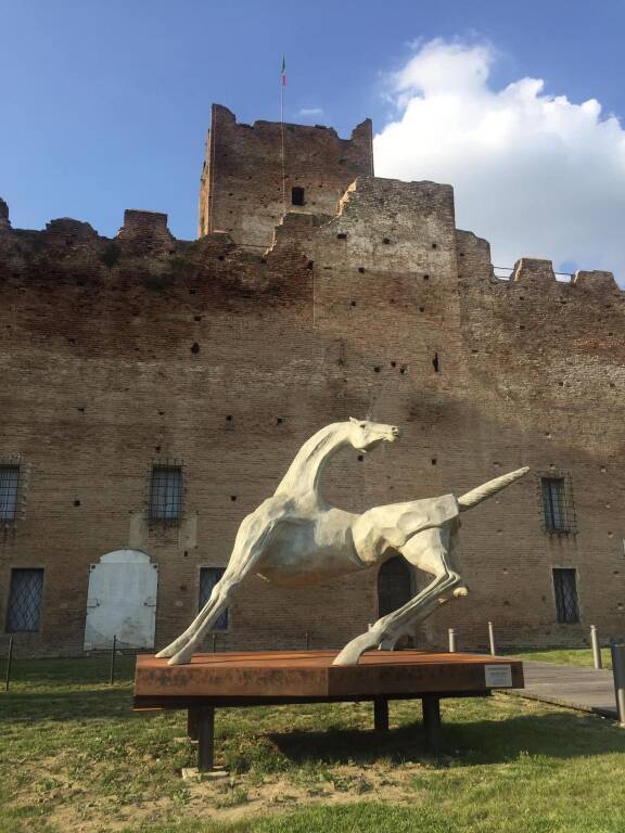 Il cavallo inquieto di Pavesi scalpita ora davanti alla Rocca di Reggiolo