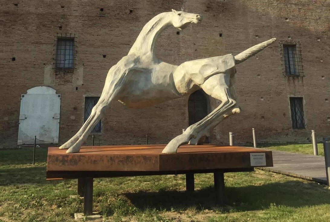 Il cavallo inquieto di Pavesi scalpita ora davanti alla Rocca di Reggiolo