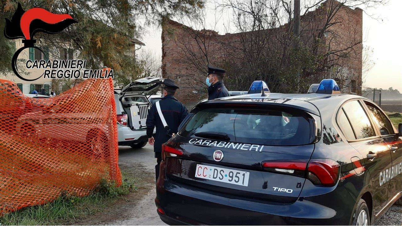 Cadelbosco Sopra, blitz dei carabinieri in via Gabella