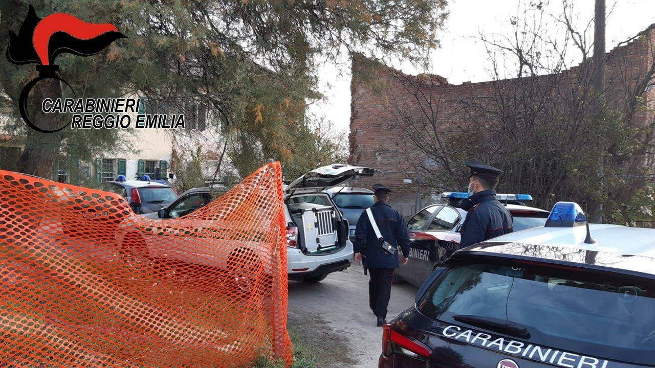 Cadelbosco Sopra, blitz dei carabinieri in via Gabella
