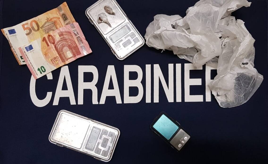 Sorpreso a spacciare dai carabinieri ingoia i guadagni della vendita di droga