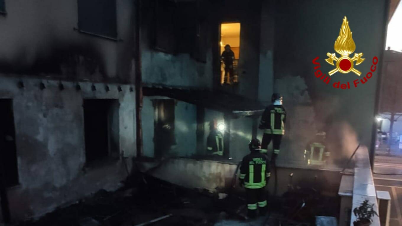 Incendio in un condominio: famiglie evacuate