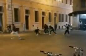 Sparatoria in piazza del Monte, cinque feriti: guarda il video