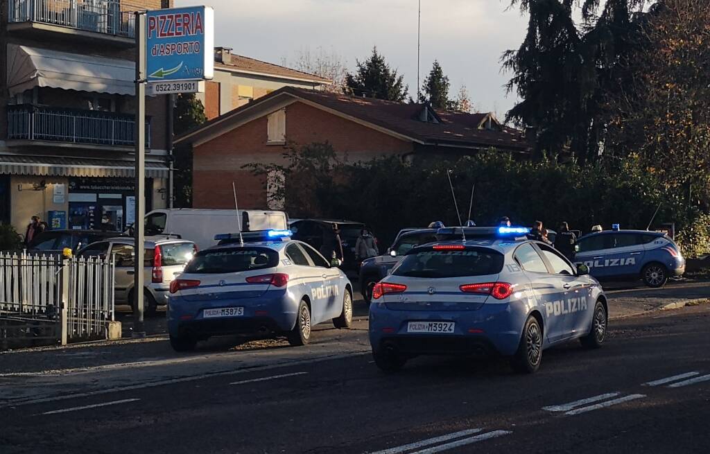 Via Martiri di Cervarolo, dà in escandescenze e molesta i passanti: arrestato