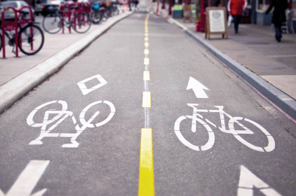 “Marciapiedi trasformati in piste ciclabili senza separazione fra ciclisti e pedoni”
