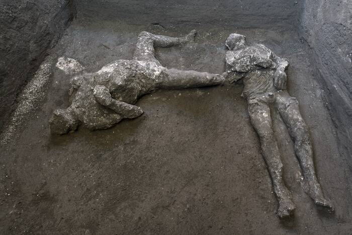 Pompei, riemergono i corpi di due uomini
