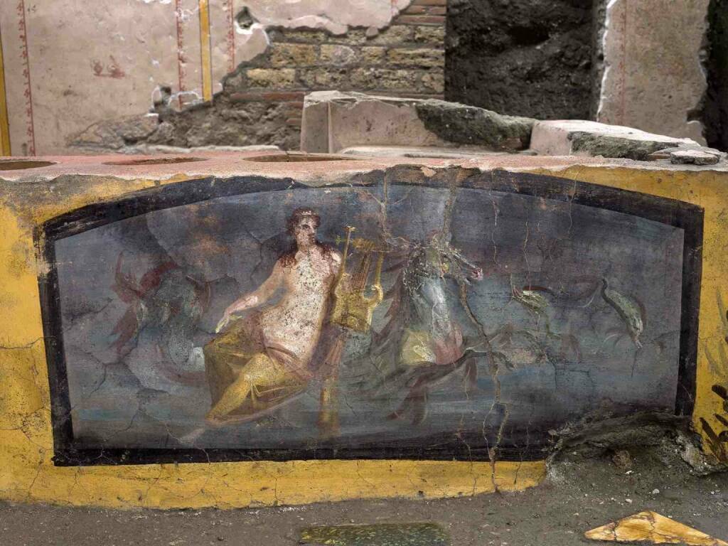 Meraviglia Pompei, riaffiora intatta un’antica mensa