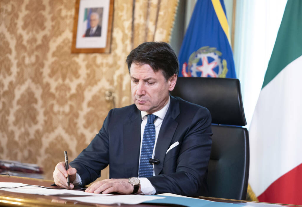 Crisi governo, M5s e Pd chiudono a Renzi. Conte: “Chiarirò in Parlamento”