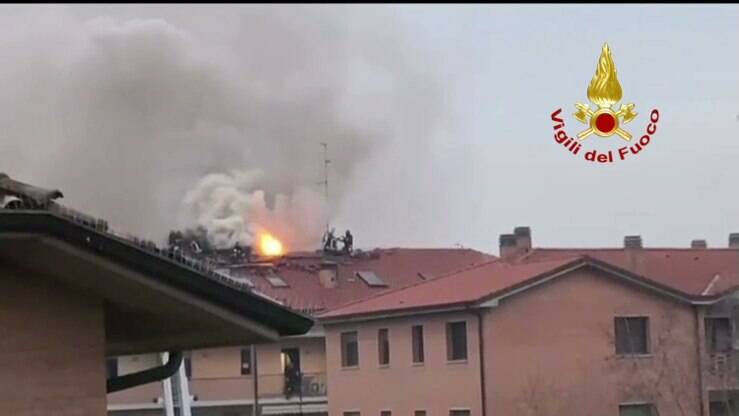 Fogliano, a fuoco il tetto di una casa: due intossicati