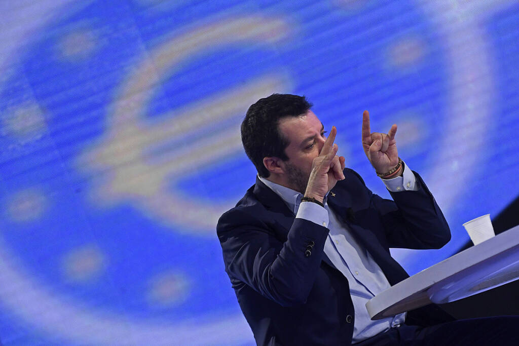 Salvini: “L’Euro? Solo la morte è irreversibile”. Zingaretti lo attacca