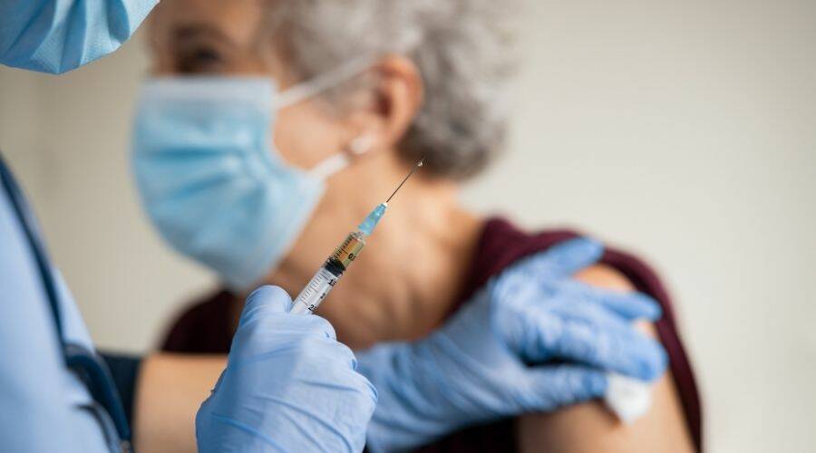 Vaccinazioni a domicilio per oltre 8mila ultraottantenni reggiani