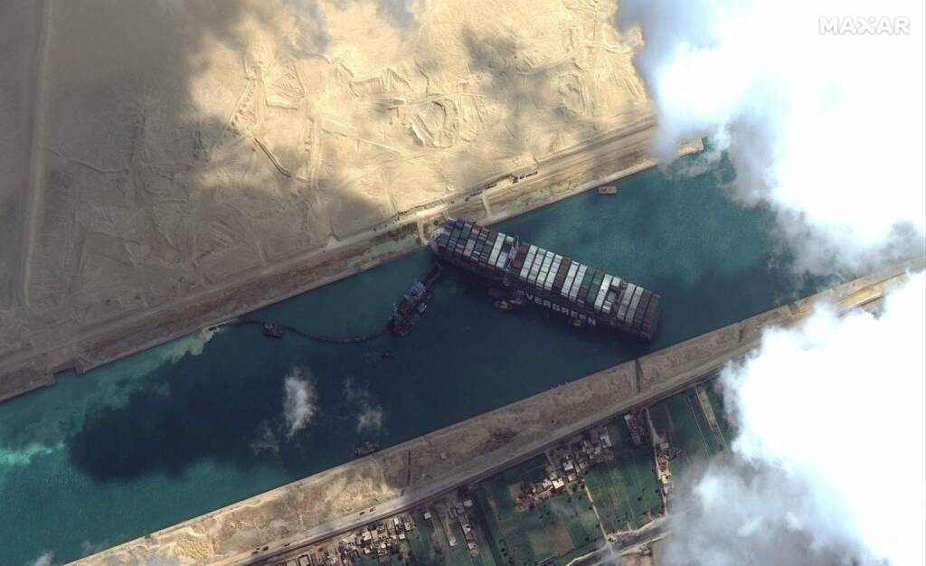 Disincagliata la nave cargo Ever Given: il canale di Suez è libero
