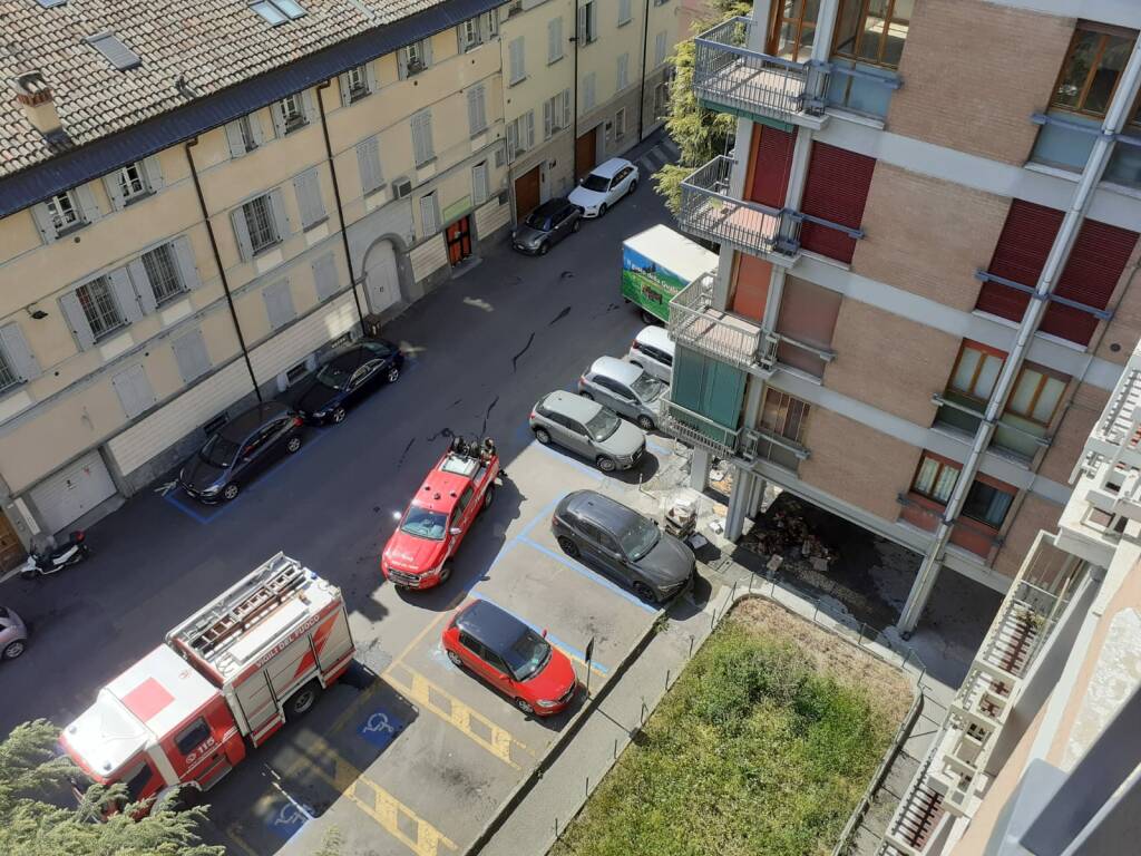 Via Giorgione, cartoni a fuoco: arrivano i pompieri