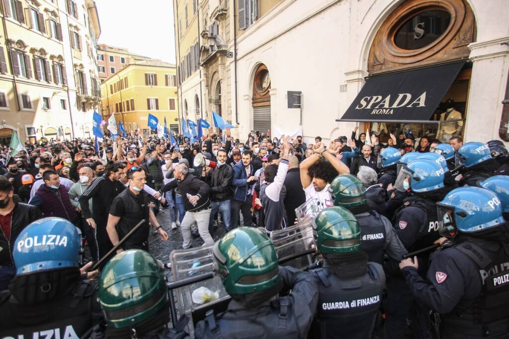Covid, un migliaio a Roma per protesta ‘IoApro’: bombe carta contro polizia, ferito agente