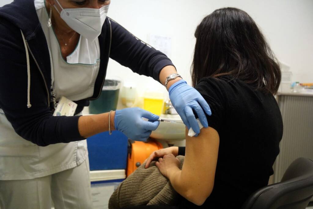 Vaccino, 298 sanitari no vax sospesi dal servizio