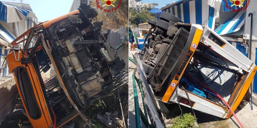 Precipita bus di linea a Capri, diversi feriti e un morto accertato