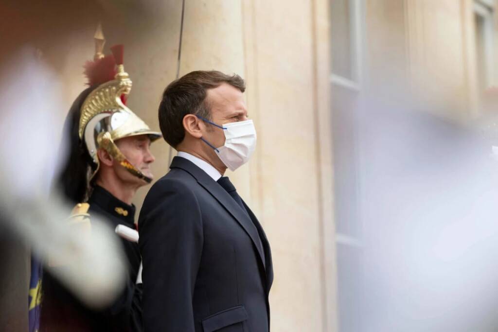 La stretta di Macron: obbligo di vaccino e pass sanitario per andare al bar