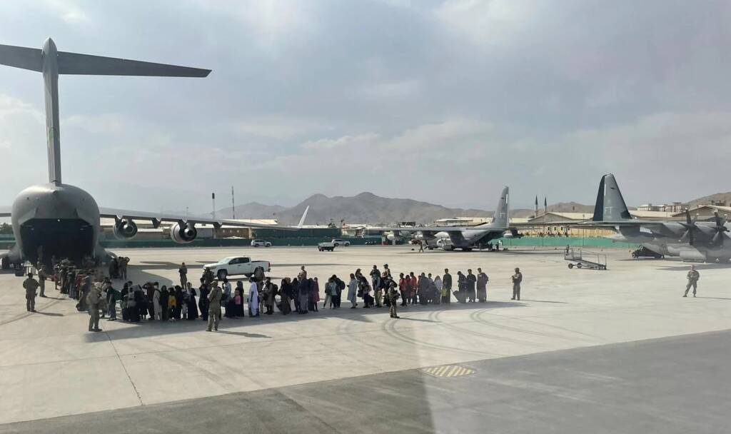 Atterrato l’ultimo volo italiano dall’Afghanistan, Di Maio: “Primo Paese Ue per cittadini evacuati”