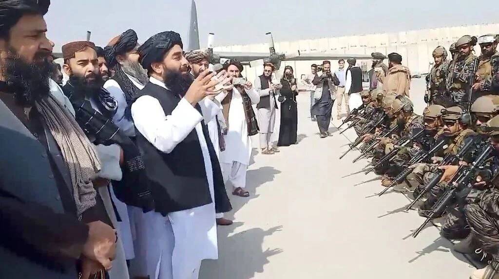 Gli Usa via dall’Afghanistan, i talebani trattano per l’aeroporto di Kabul