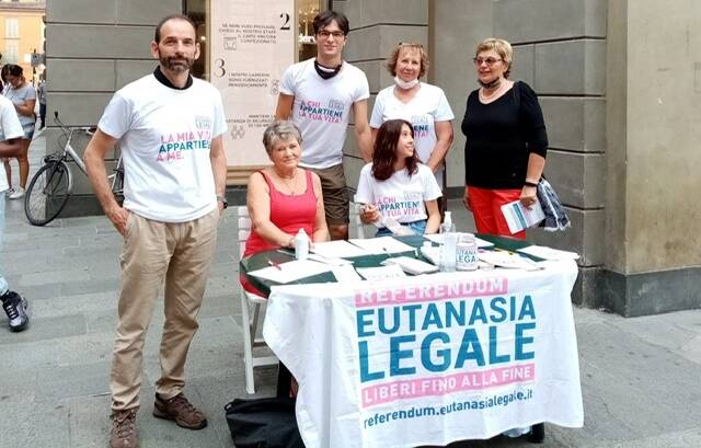 Referendum per legalizzare l’eutanasia, raccolte 2mila firme a Reggio