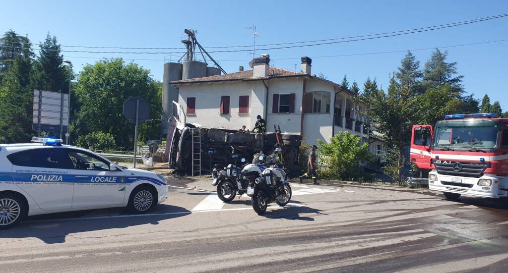 Carpineti, tragedia sfiorata: camion si ribalta a pochi metri dalle case