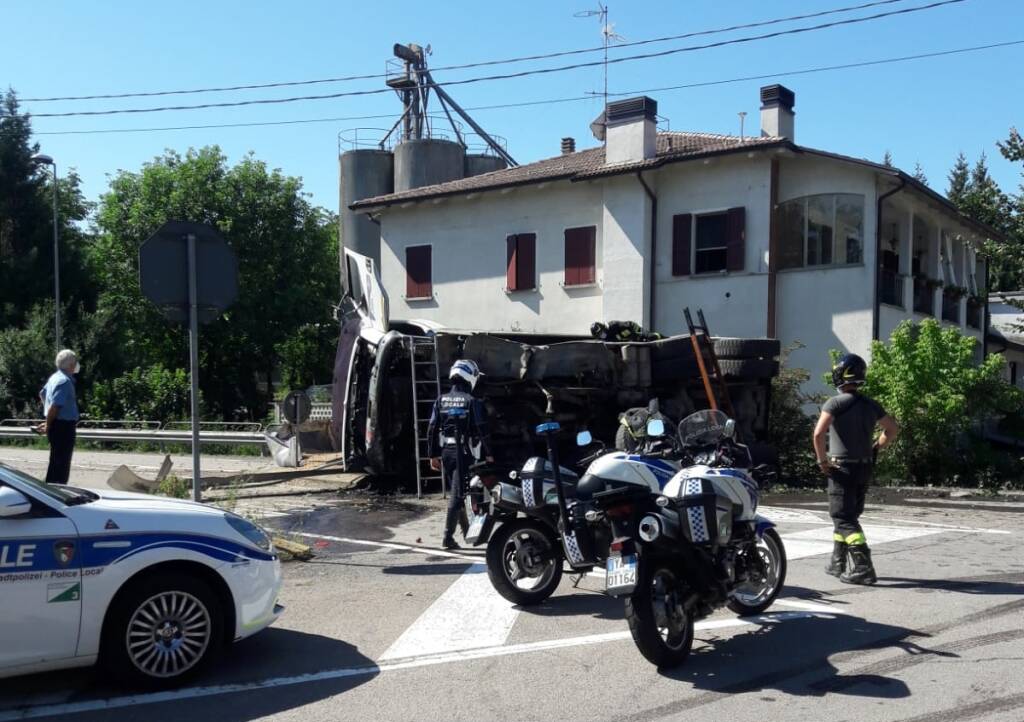 Carpineti, tragedia sfiorata: camion si ribalta a pochi metri dalle case
