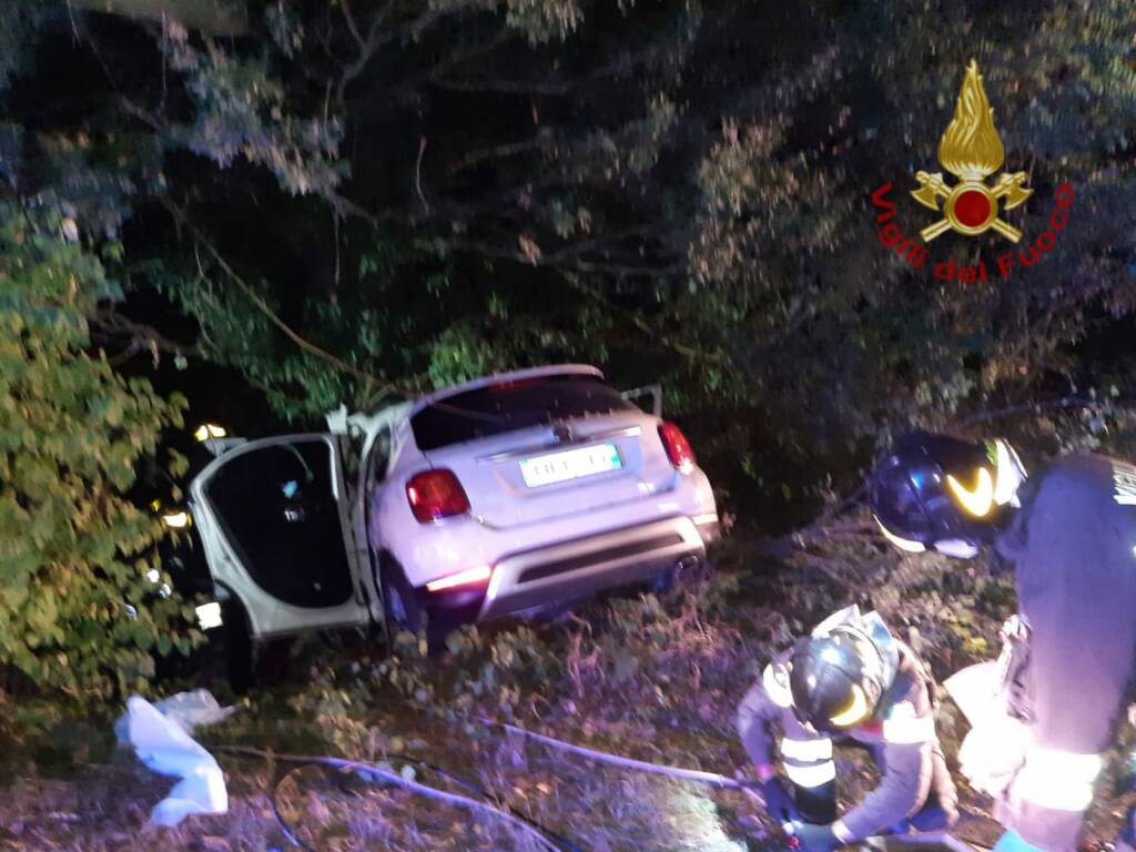 Auto contro albero: incidente mortale a Baiso