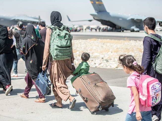 Afghanistan, in volo verso l’Italia la famiglia reggiana bloccata a Kabul