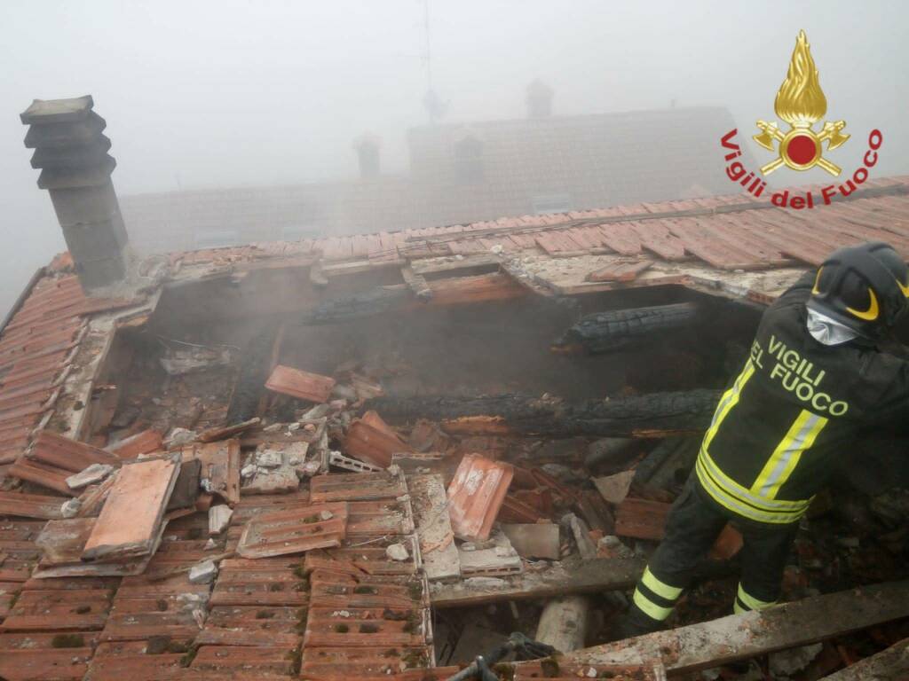 Cervarezza, tetto a fuoco: evacuate sette persone