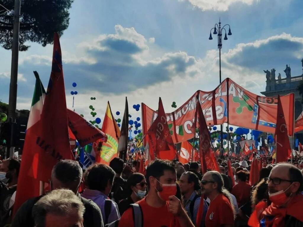 A Roma la manifestazione ‘Mai più fascismi’ organizzata dai sindacati: “Siamo 100mila”