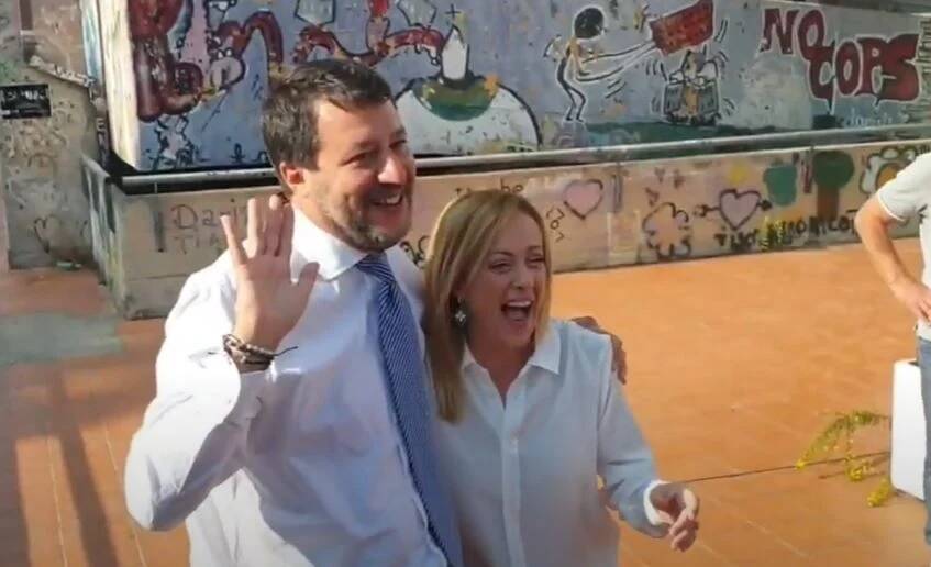 Centrodestra, Salvini e Meloni tra selfie e abbracci: “Governeremo insieme”