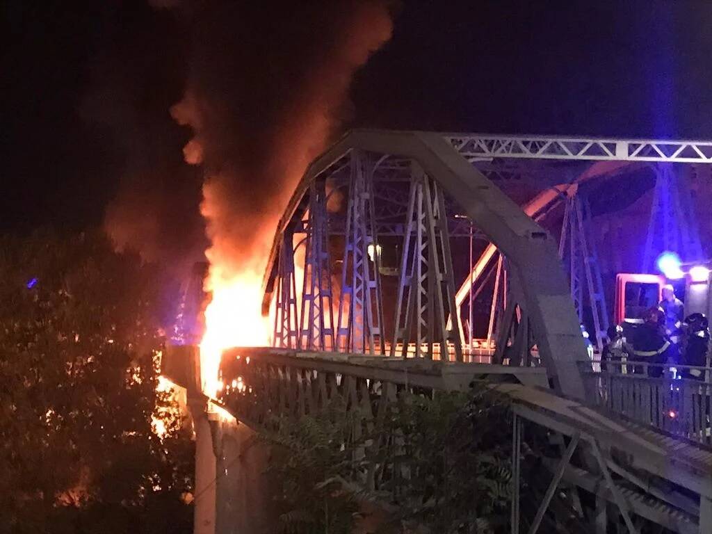 Roma, prima le fiamme e poi il crollo: distrutto ponte dell’Industria