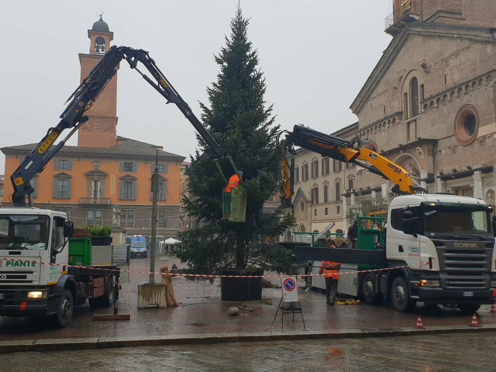 Natale, domenica l’accensione dell’albero in piazza Prampolini