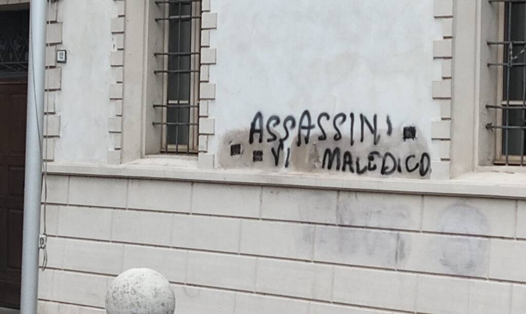 Brescello, vandali imbrattano il municipio con svastiche e scritte ingiuriose