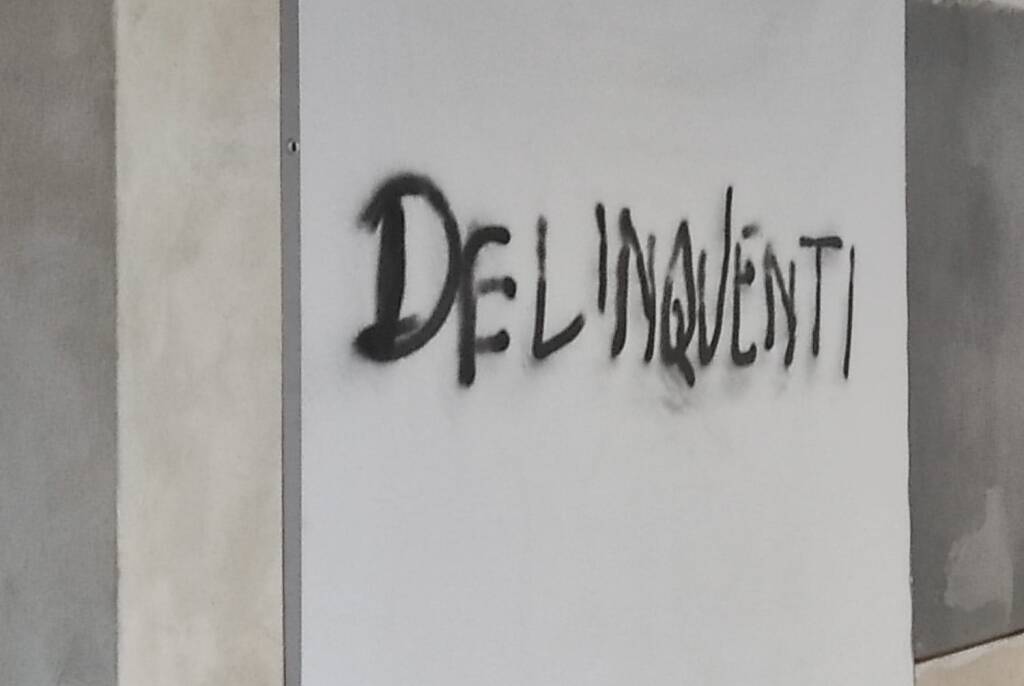 Brescello, vandali imbrattano il municipio con svastiche e scritte ingiuriose