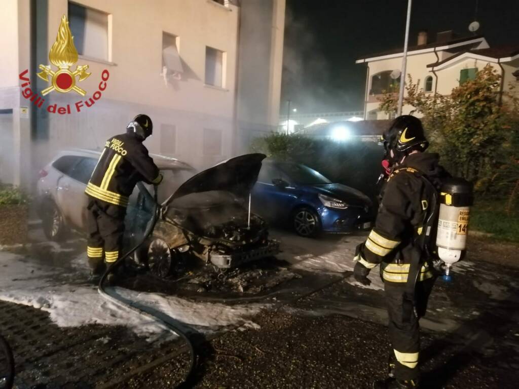 Via Mafalda di Savoia, auto a fuoco nella notte