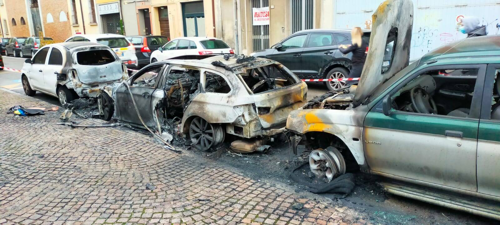 Via Filippo Re, due auto distrutte dalle fiamme