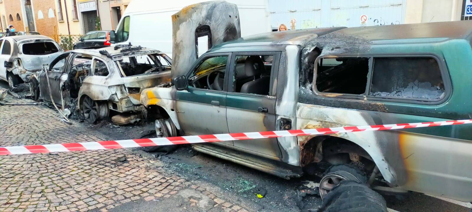 Via Filippo Re, due auto distrutte dalle fiamme