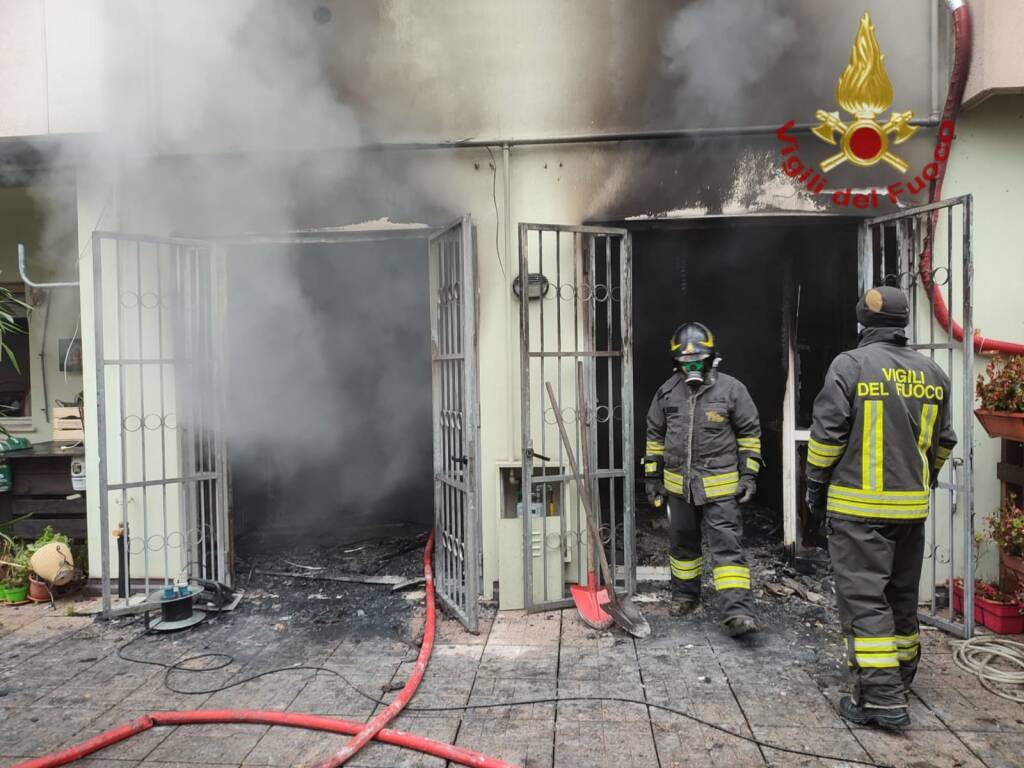 Via Rabbeno, casa a fuoco: i vigili salvano un ragazzino dalle fiamme