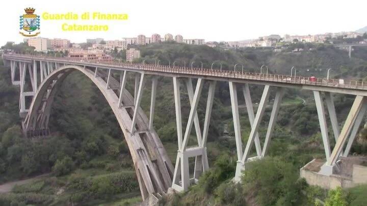 “Con questi materiali casca tutto”, quattro arresti a Catanzaro per il ripristino del ponte Morandi