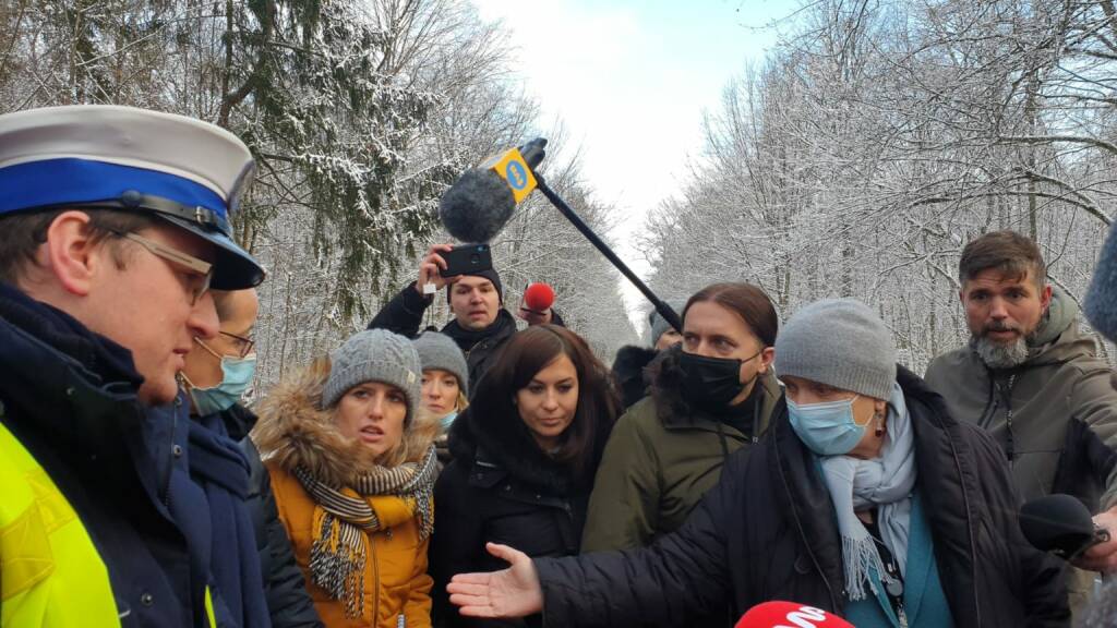 Migranti, al confine tra Polonia e Bielorussia: “Quando si scioglierà la neve troveremo molti cadaveri”