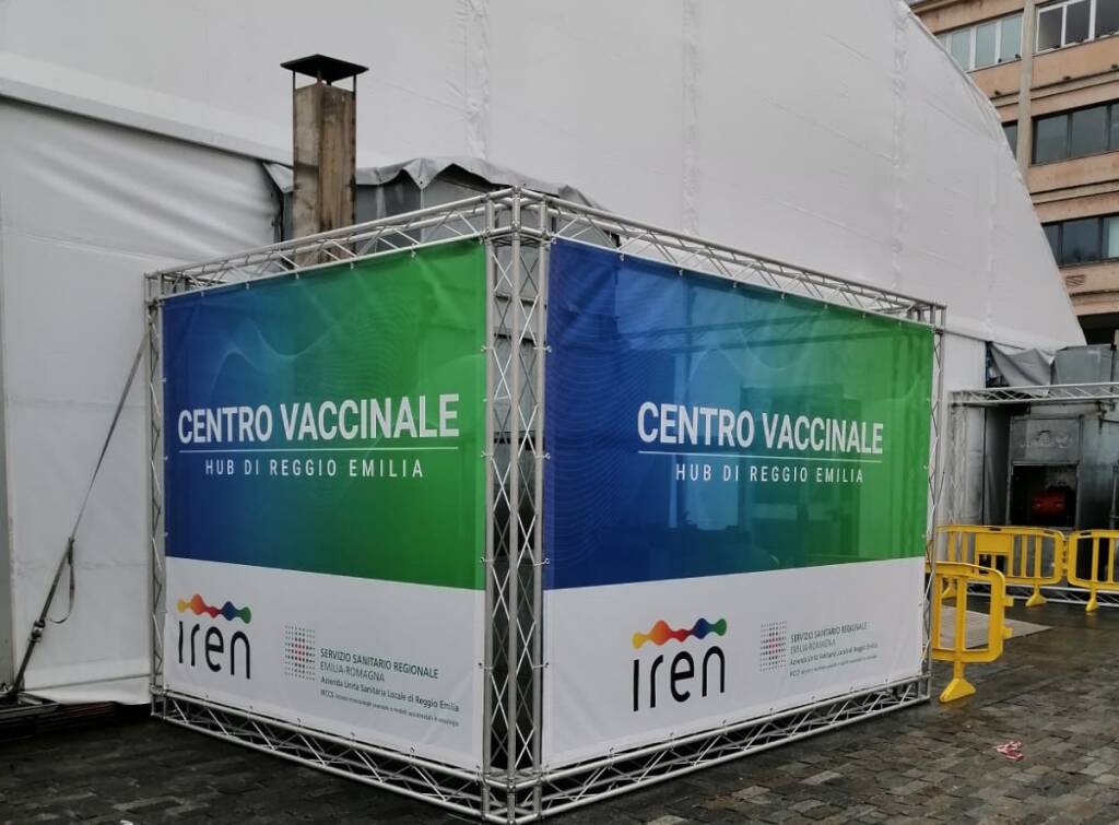 Piazza della Vittoria, vaccinazioni nella tensostuttura di Iren