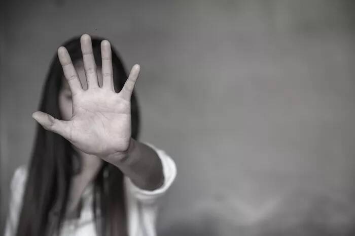 Tredicenne molestata a un pigiama party: 20enne denunciato