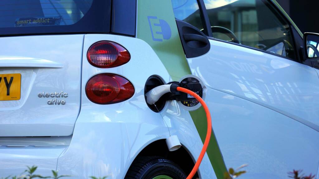 Auto elettriche: come ridurre i consumi di energia quando si guida