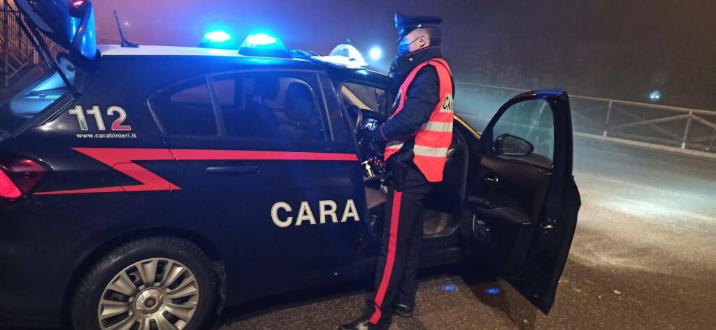 Ubriaco, danneggia il bar e aggredisce un carabiniere: arrestato