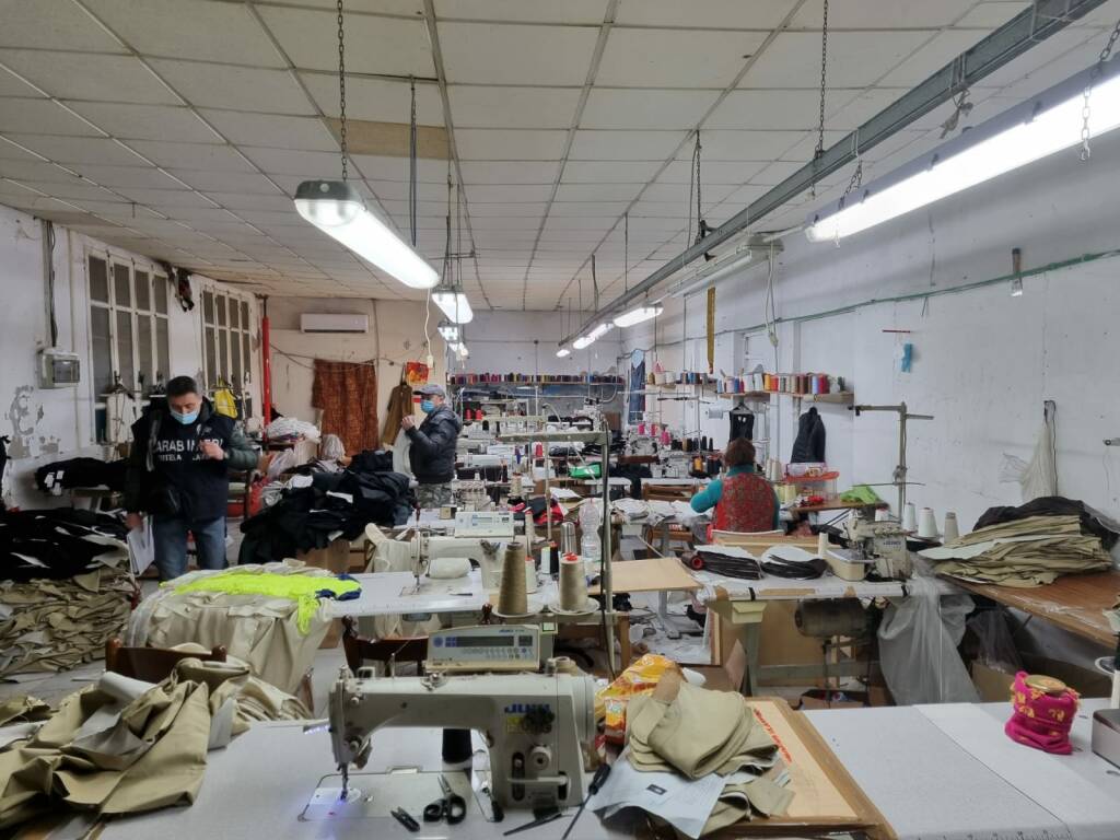 Blitz dei carabinieri in un laboratorio tessile: imprenditrice nei guai