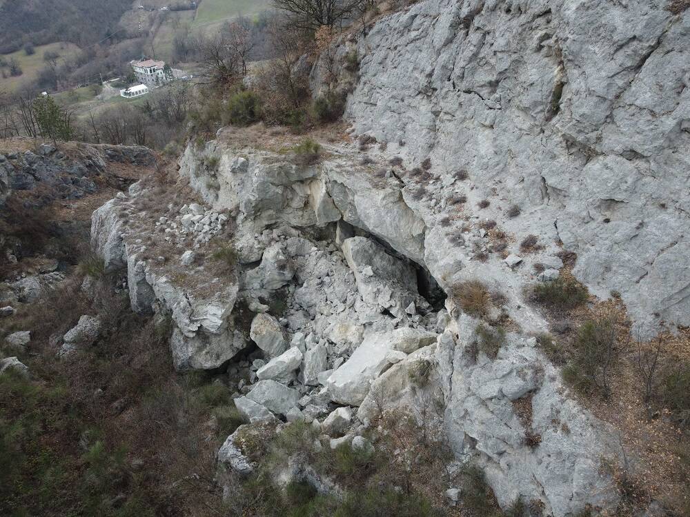 Crollo ex cava a Vezzano, il Comune: “Nessun rischio per le case”