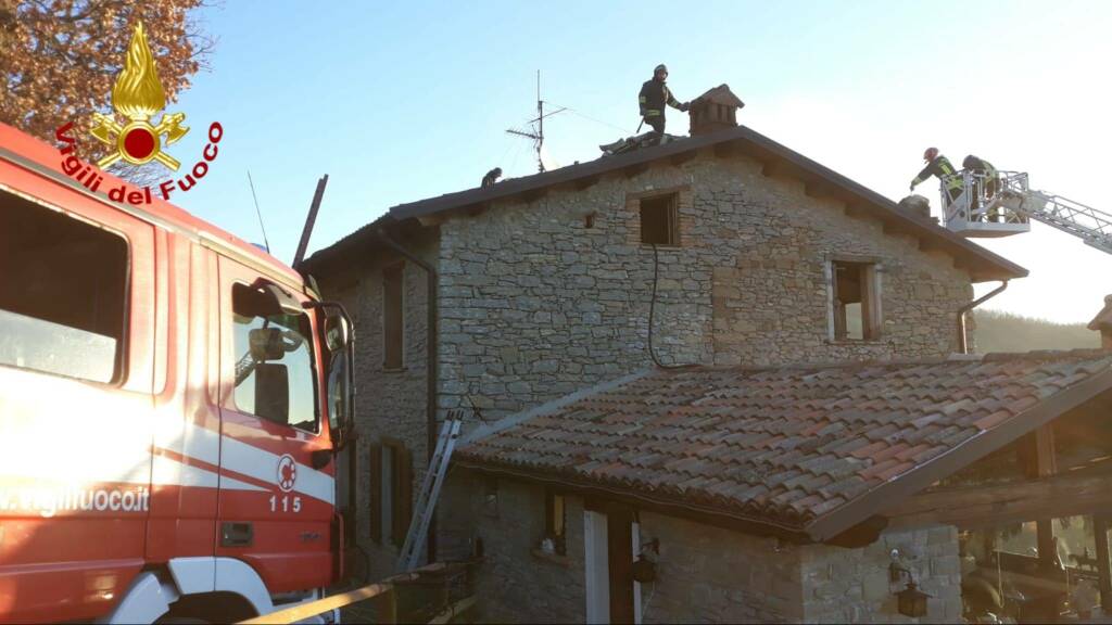 Castelnovo Monti, a fuoco il tetto di un’abitazione